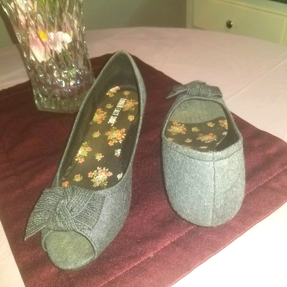 Shoes - Picture 3 of 3